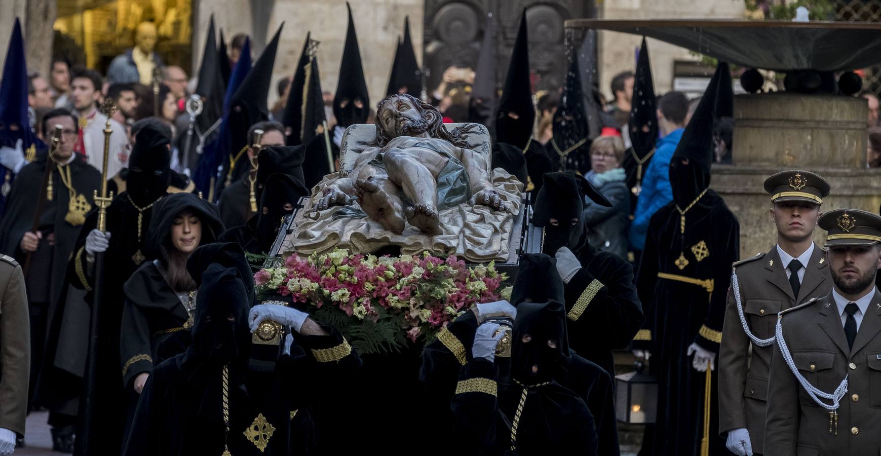 Los fieles llenan la plaza para arropar al centener de cofrades que portaron a hombros la imagen de Gregorio Fernández 