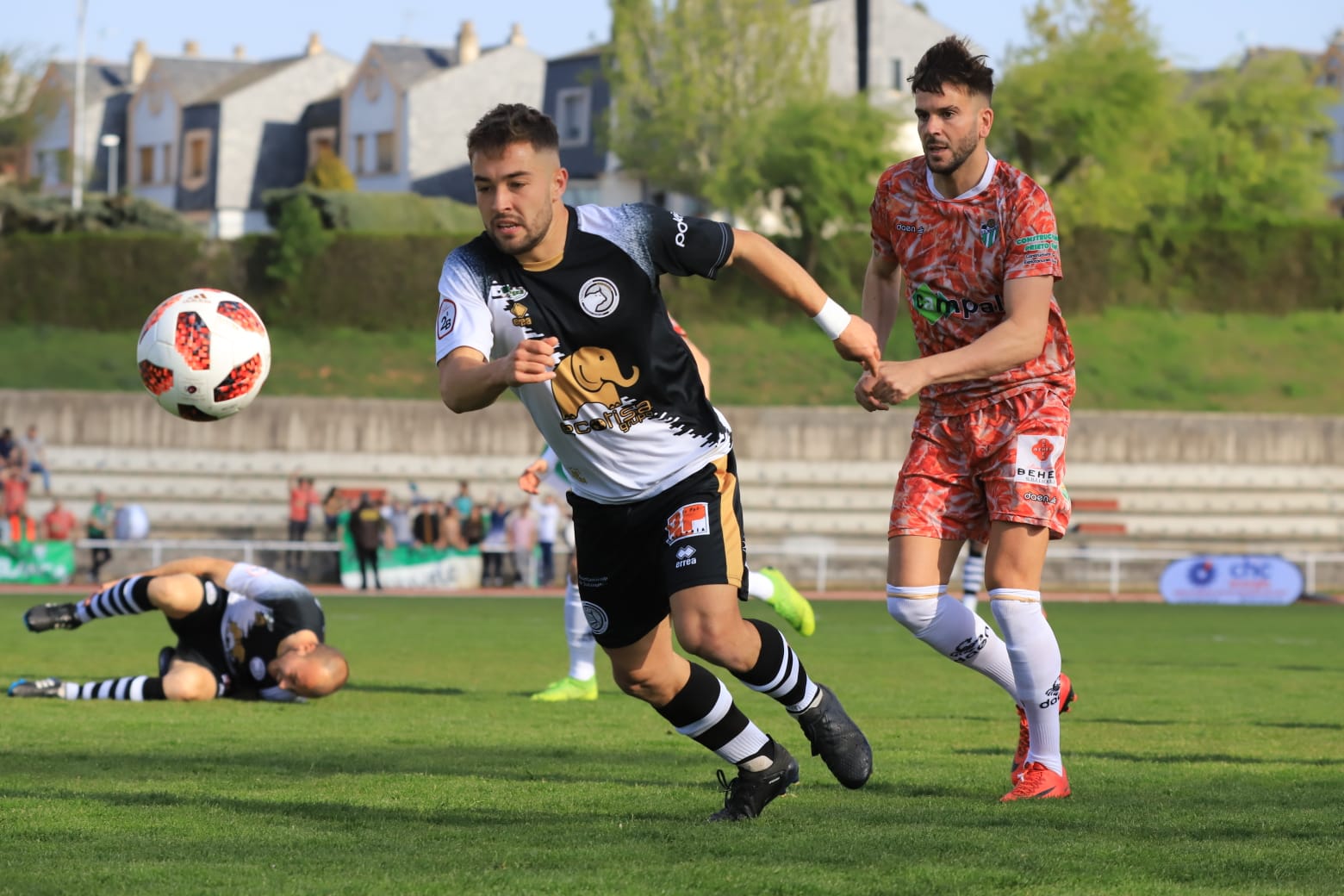 El equipo de la capital vence con un tanto de penalti de Carlos de la Navega y aleja a los chacineros del sueño de pelear por el play-off (1-0)