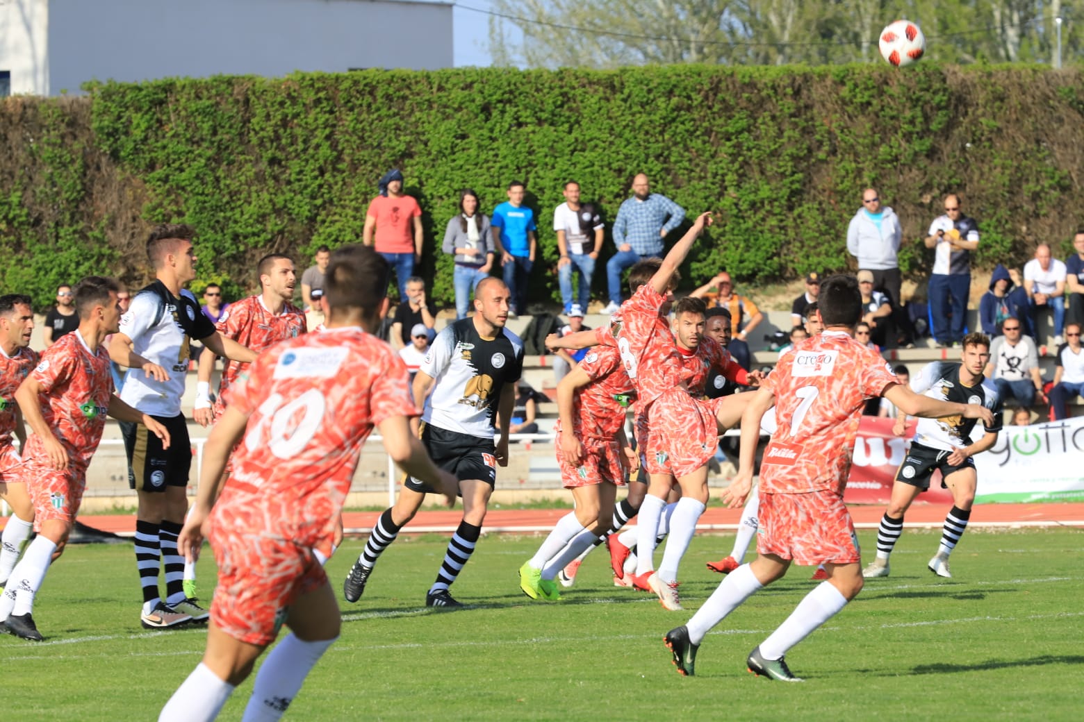 El equipo de la capital vence con un tanto de penalti de Carlos de la Navega y aleja a los chacineros del sueño de pelear por el play-off (1-0)