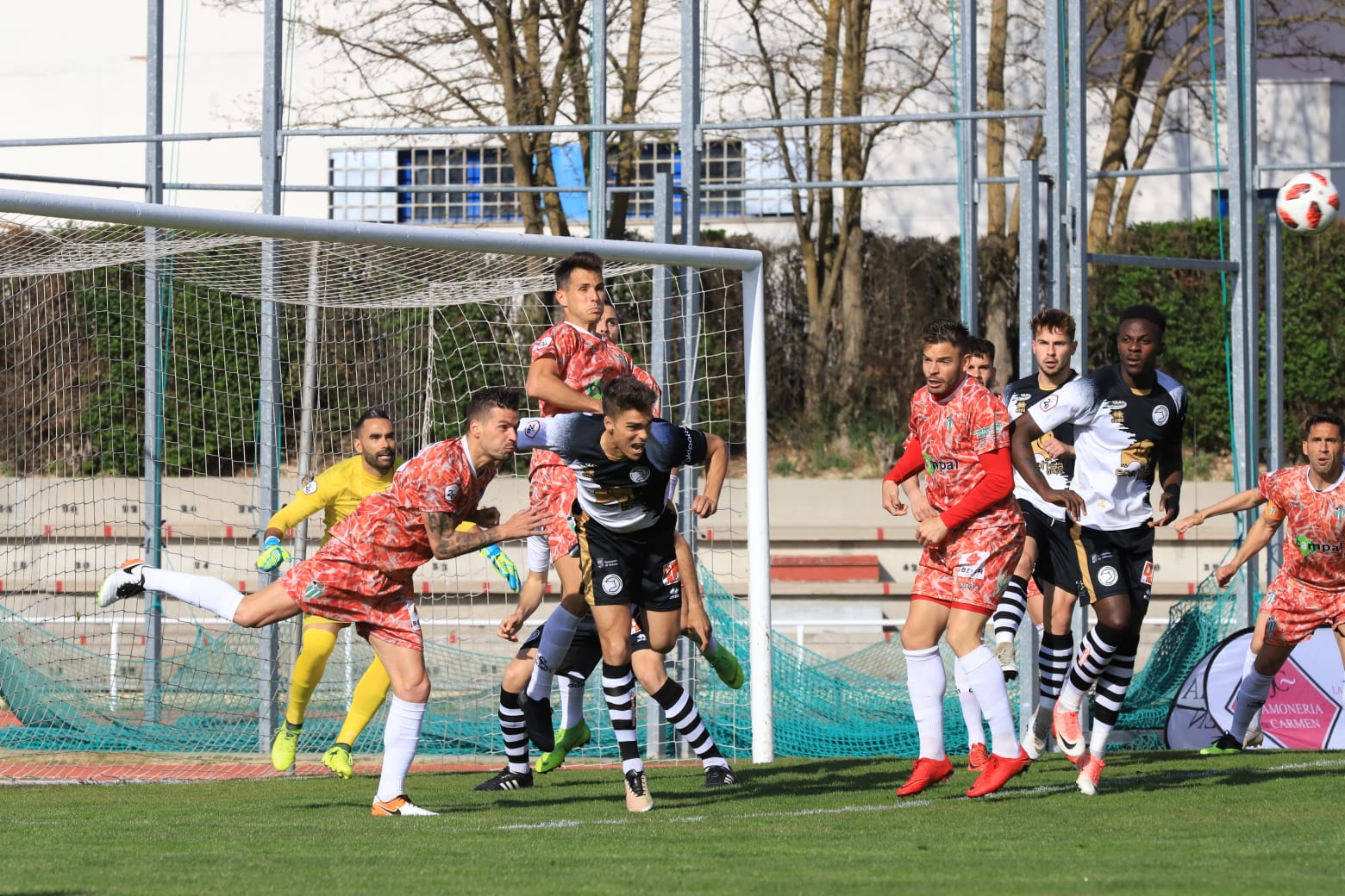 El equipo de la capital vence con un tanto de penalti de Carlos de la Navega y aleja a los chacineros del sueño de pelear por el play-off (1-0)