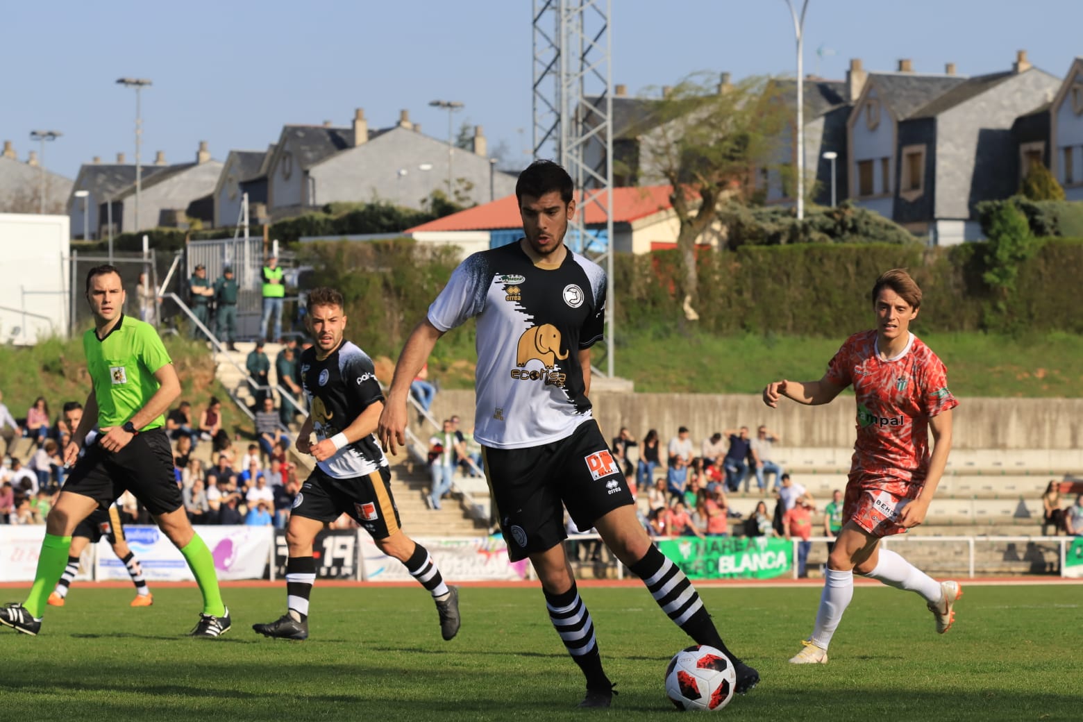 El equipo de la capital vence con un tanto de penalti de Carlos de la Navega y aleja a los chacineros del sueño de pelear por el play-off (1-0)