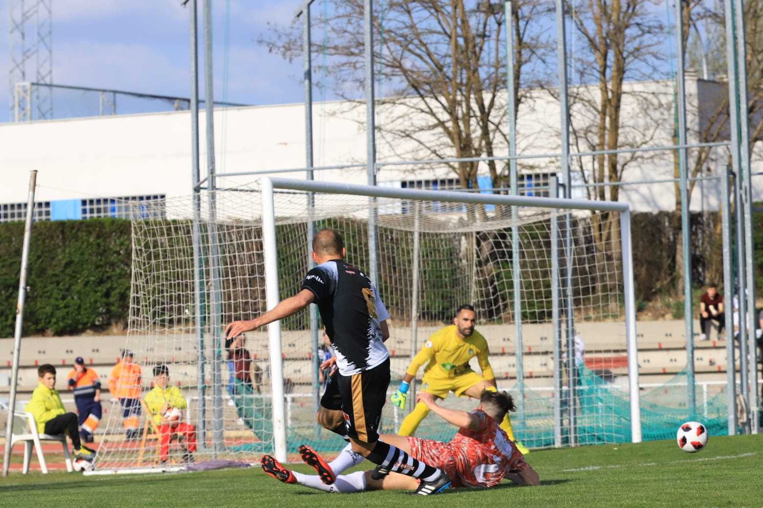 El equipo de la capital vence con un tanto de penalti de Carlos de la Navega y aleja a los chacineros del sueño de pelear por el play-off (1-0)