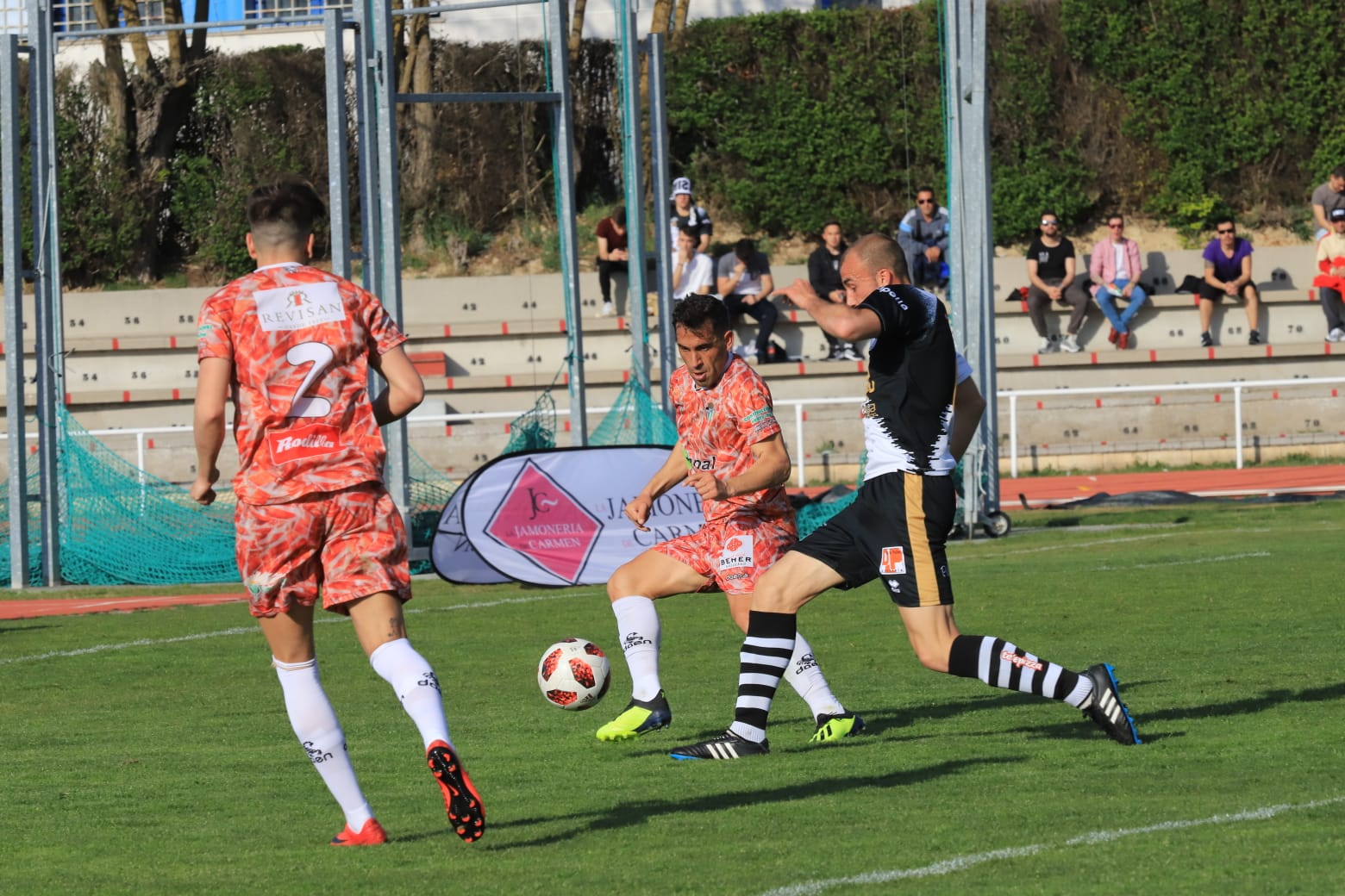 El equipo de la capital vence con un tanto de penalti de Carlos de la Navega y aleja a los chacineros del sueño de pelear por el play-off (1-0)