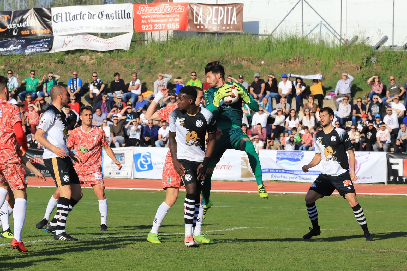 El equipo de la capital vence con un tanto de penalti de Carlos de la Navega y aleja a los chacineros del sueño de pelear por el play-off (1-0)