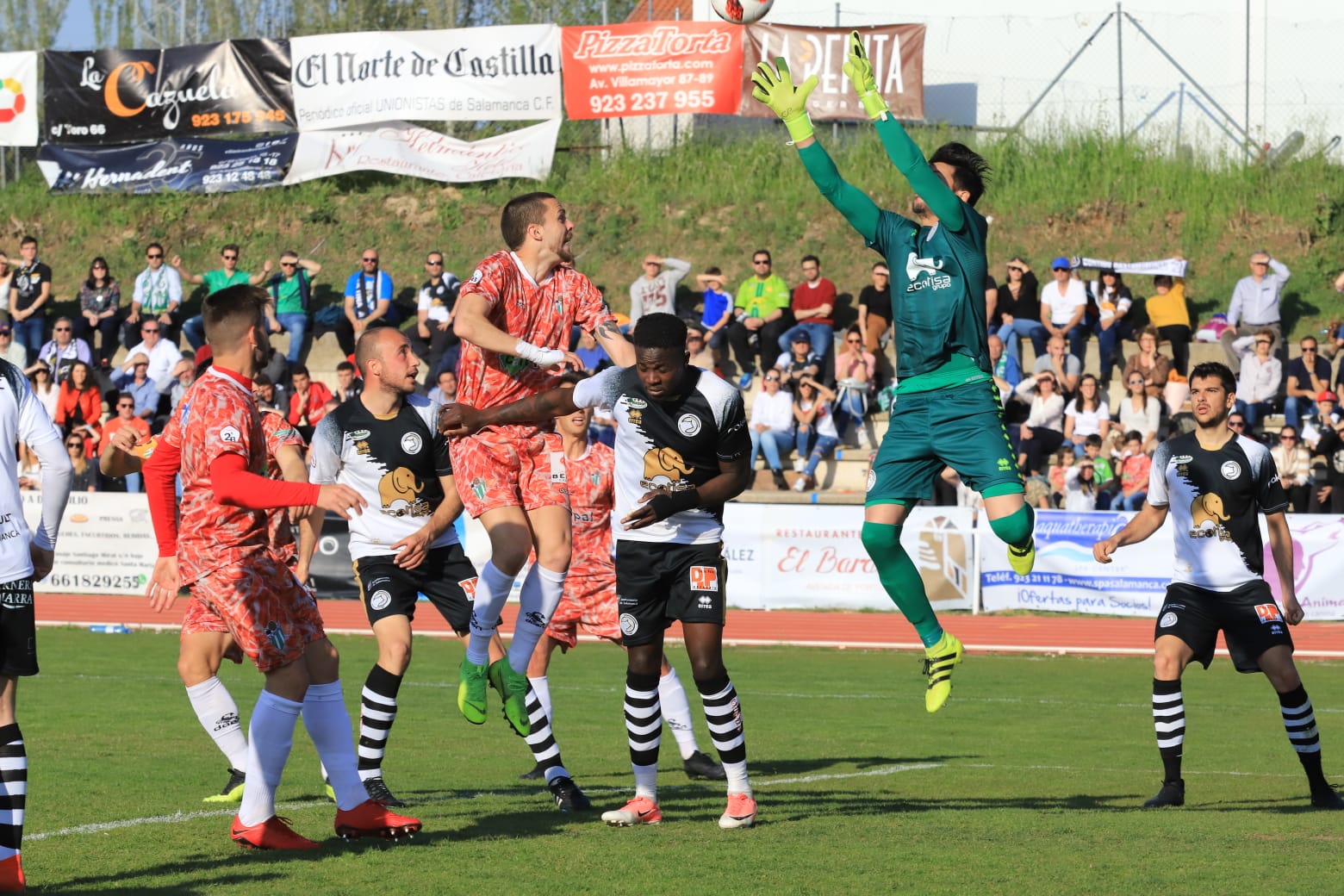 El equipo de la capital vence con un tanto de penalti de Carlos de la Navega y aleja a los chacineros del sueño de pelear por el play-off (1-0)