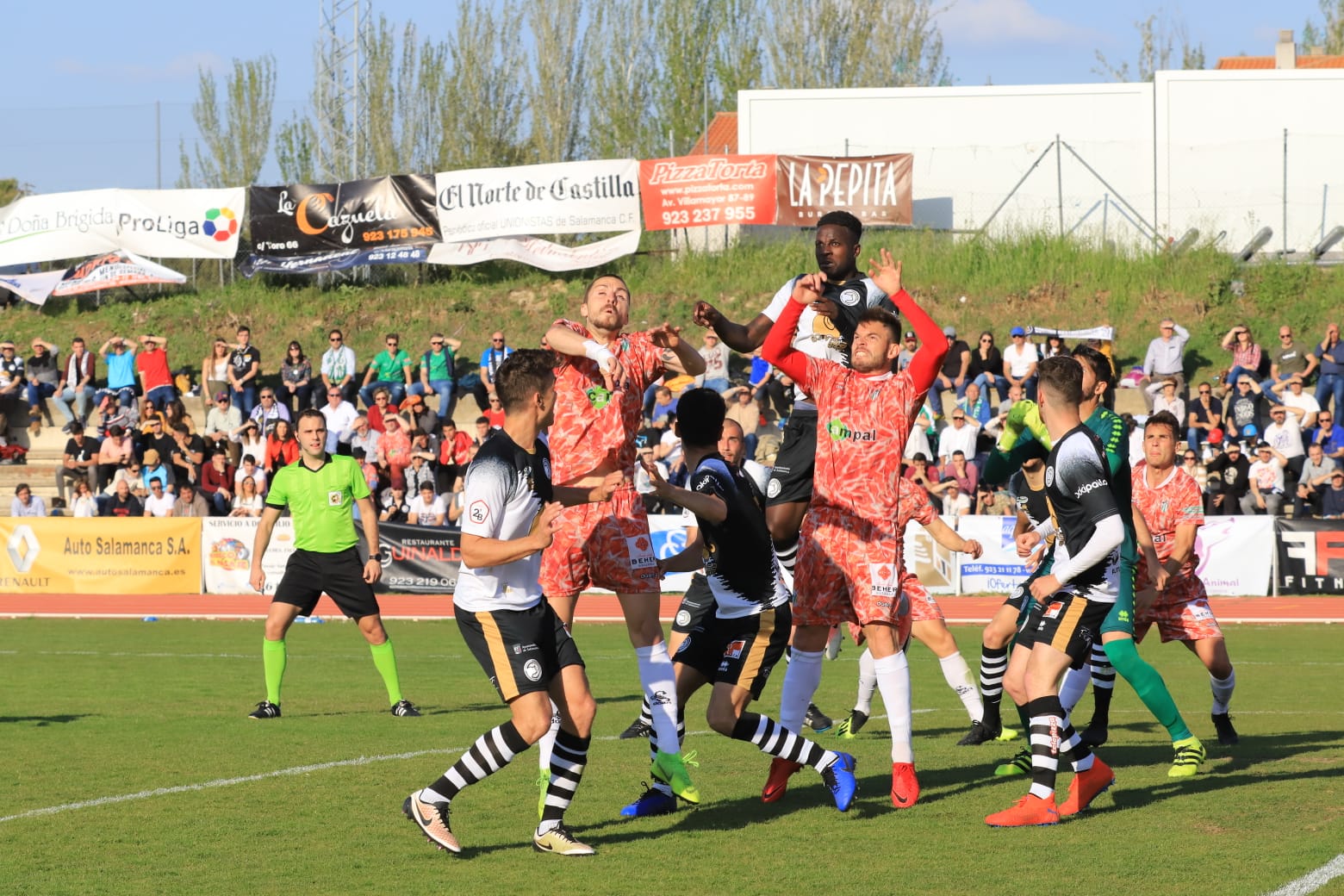 El equipo de la capital vence con un tanto de penalti de Carlos de la Navega y aleja a los chacineros del sueño de pelear por el play-off (1-0)