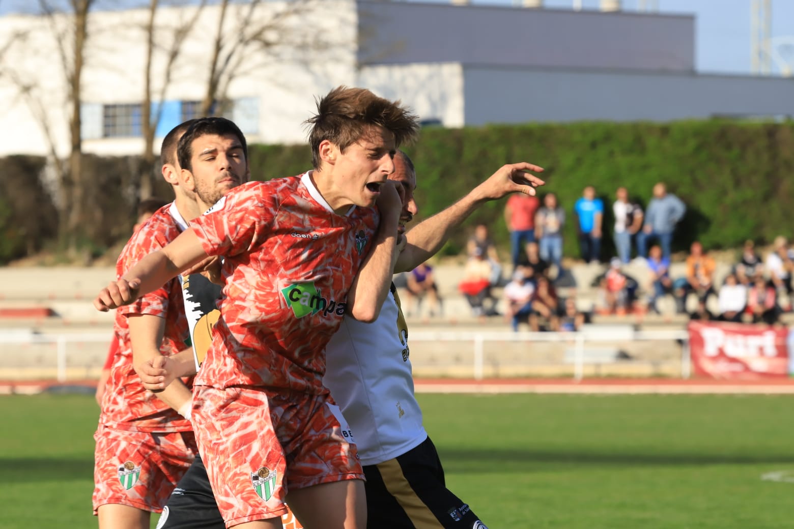 El equipo de la capital vence con un tanto de penalti de Carlos de la Navega y aleja a los chacineros del sueño de pelear por el play-off (1-0)