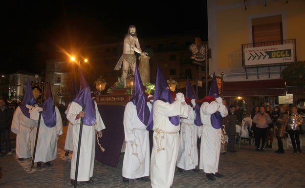 Penitentes de La Vera Cruz con la imagen del Cristo 'Amarrao'. 