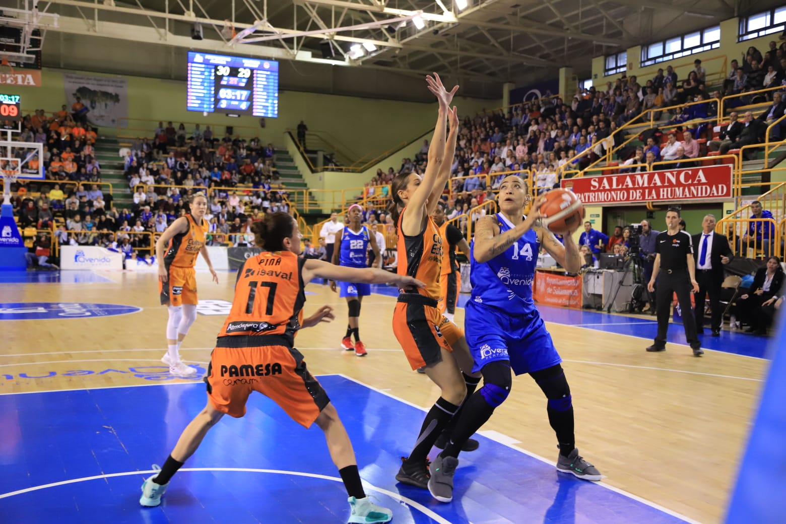 El equipo salmantino rompe el partido en el tercer cuarto (27-11), en el primer duelo de semifinales ante el Valencia Basket