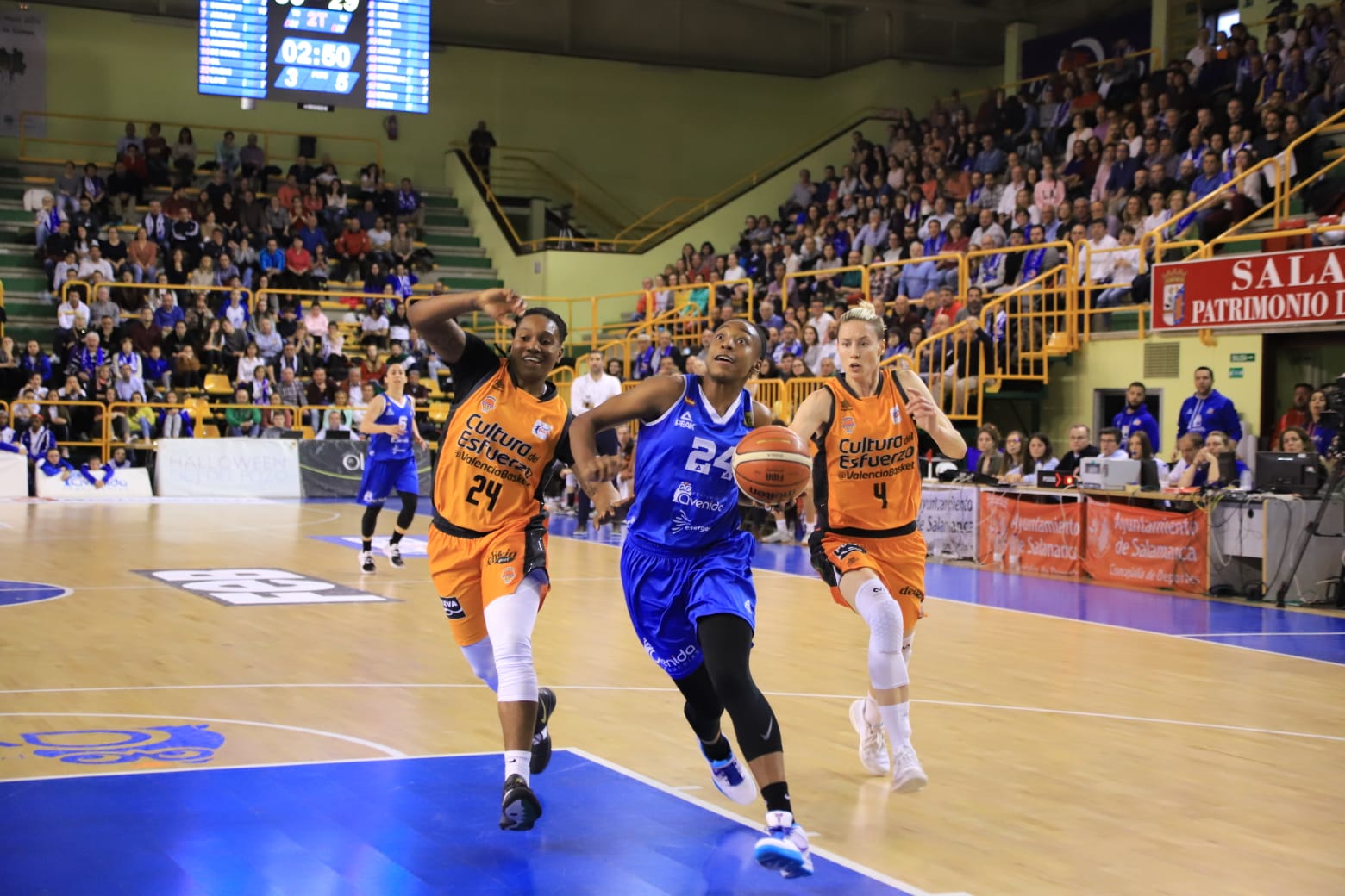 El equipo salmantino rompe el partido en el tercer cuarto (27-11), en el primer duelo de semifinales ante el Valencia Basket