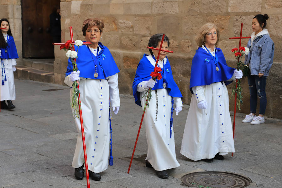 Fotos: Procesión del Encuentro entre la Virgen de la Alegría y Jesús Resucitado en Salamanca