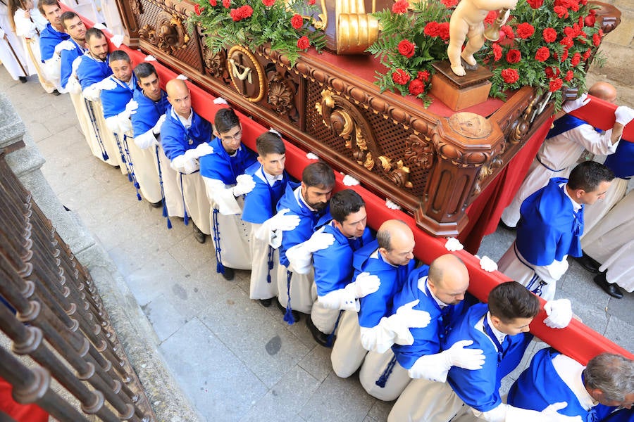 Fotos: Procesión del Encuentro entre la Virgen de la Alegría y Jesús Resucitado en Salamanca