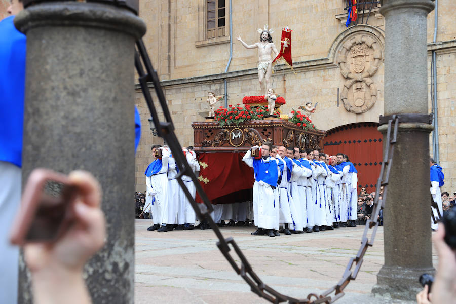 Fotos: Procesión del Encuentro entre la Virgen de la Alegría y Jesús Resucitado en Salamanca