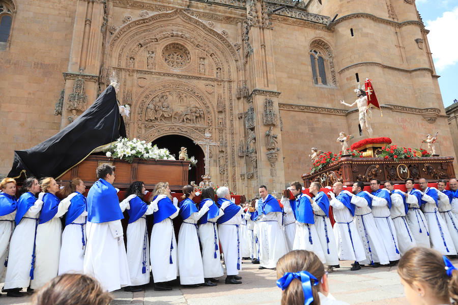 Fotos: Procesión del Encuentro entre la Virgen de la Alegría y Jesús Resucitado en Salamanca