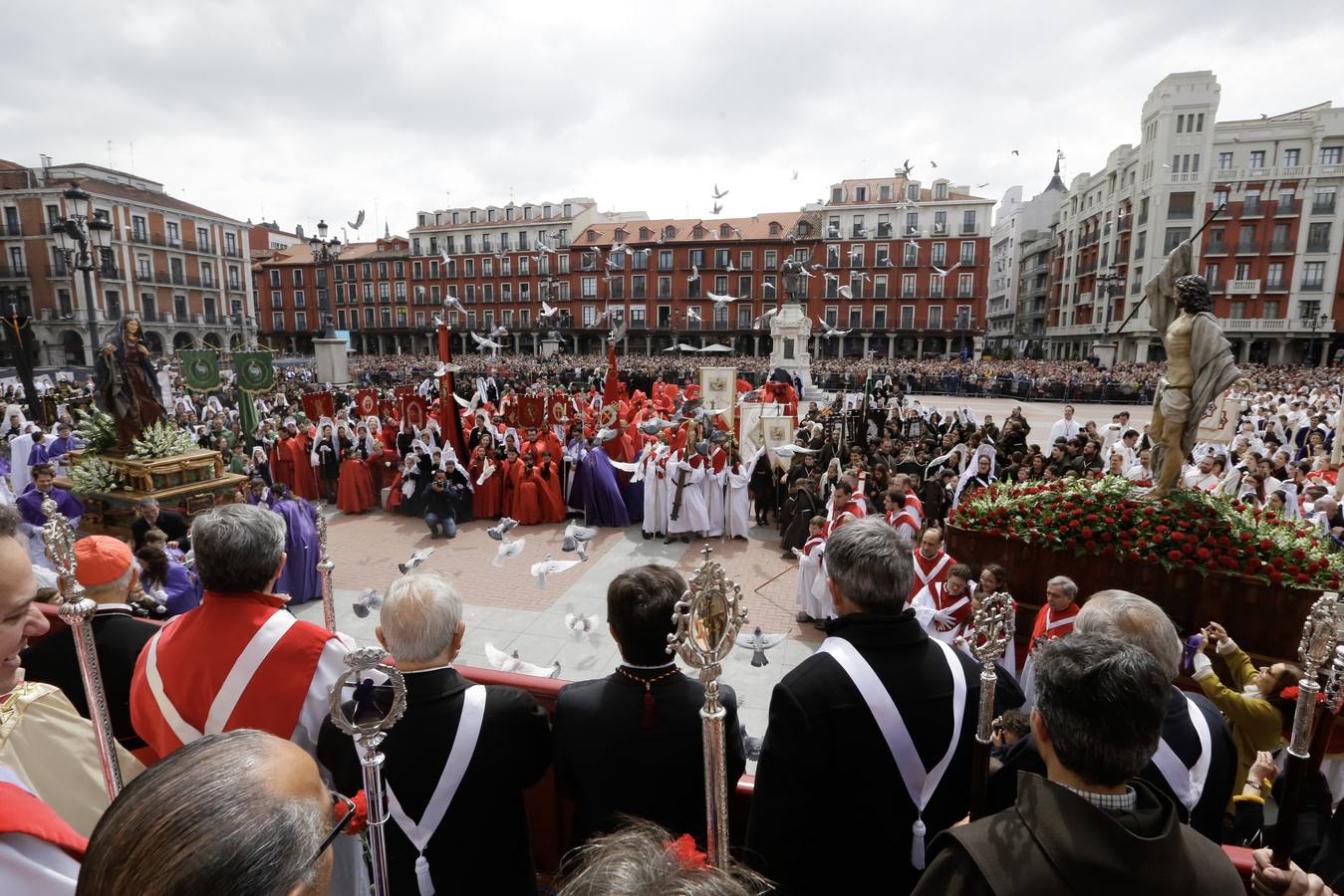 Fotos: Procesión del Encuentro de Jesús Resucitado con la Virgen de la Alegría en Valladolid (2/2)