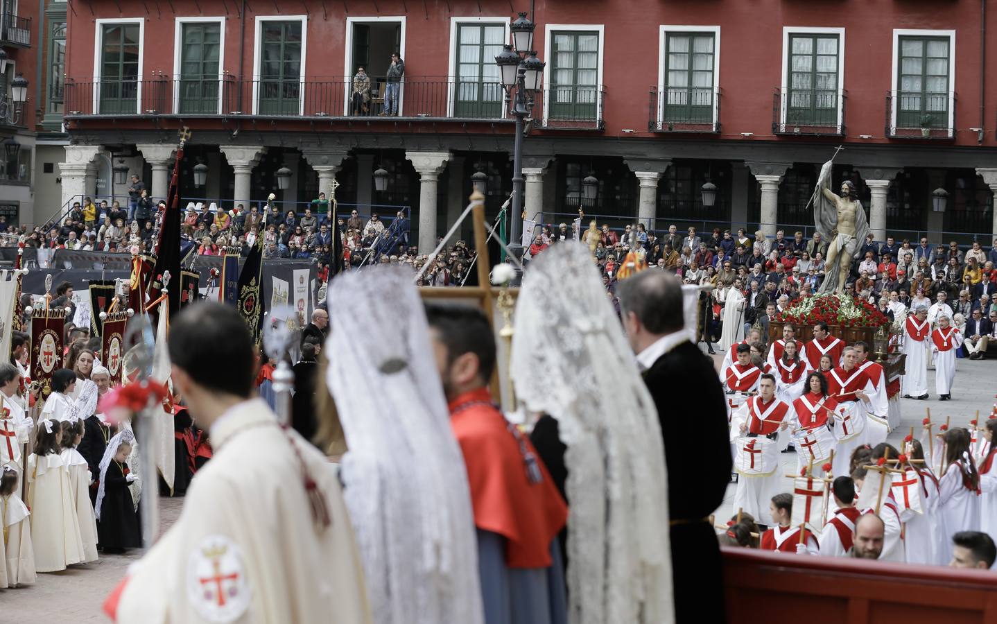 Fotos: Procesión del Encuentro de Jesús Resucitado con la Virgen de la Alegría en Valladolid (2/2)