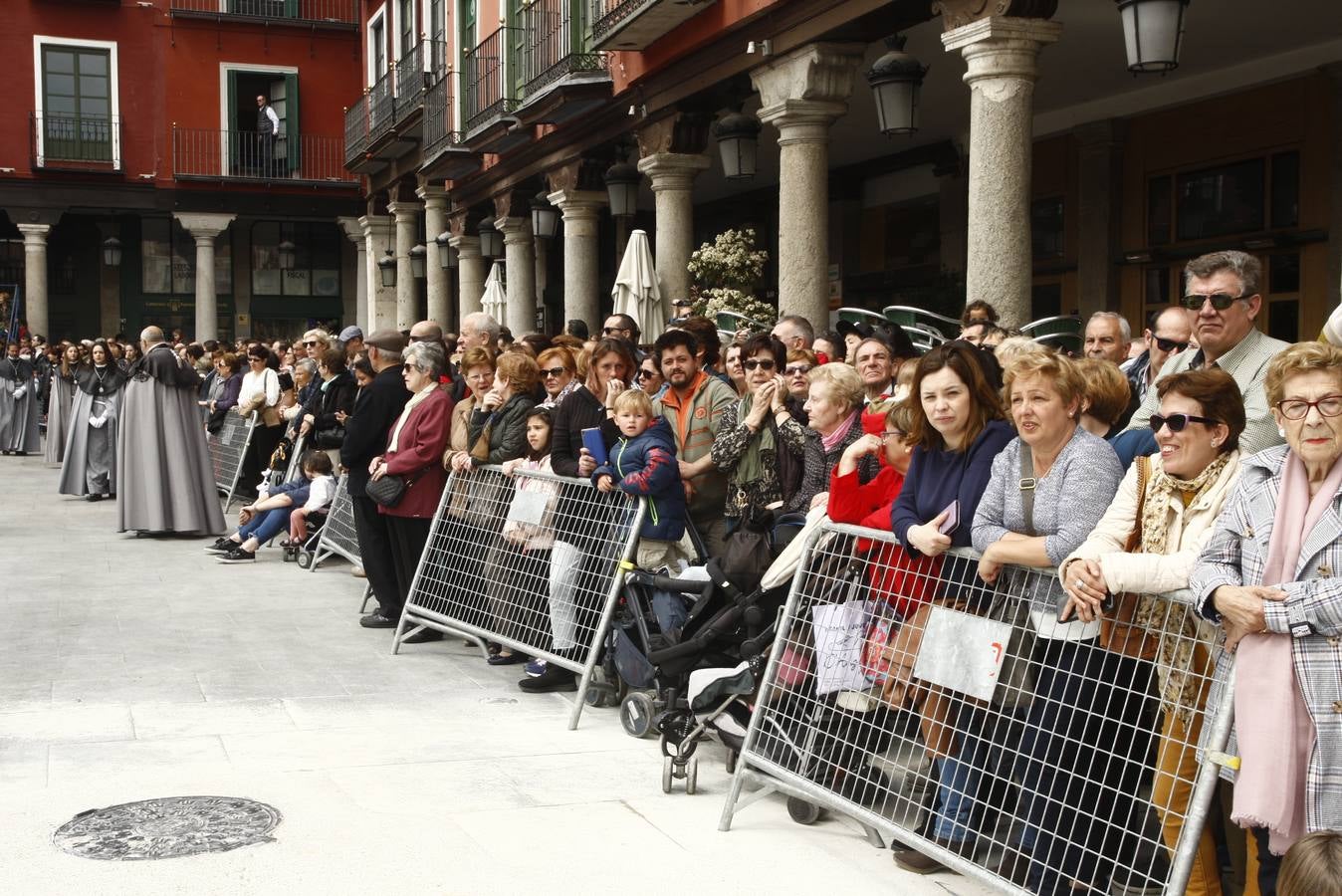 Fotos: Público en la Procesión del Encuentro en Valladolid (2/4)