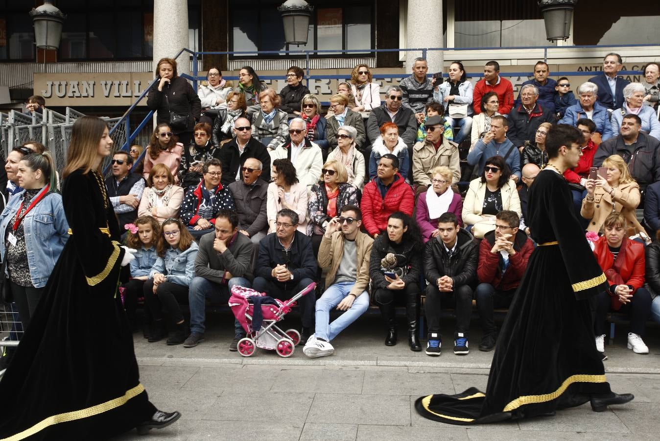 Fotos: Público en la Procesión del Encuentro en Valladolid (2/4)