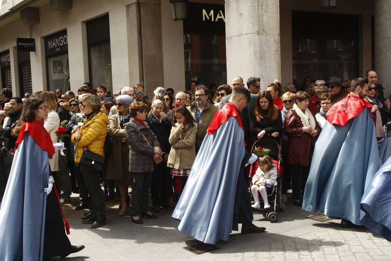 Fotos: Público en la Procesión del Encuentro en Valladolid (2/4)