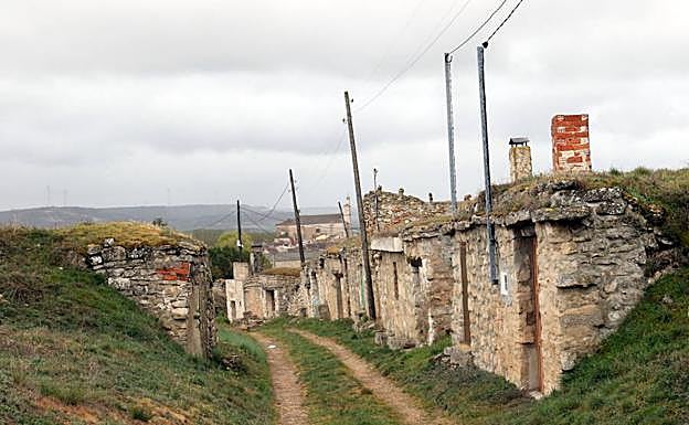 Las chimeneas y zarceras dibujan el antiguo paisaje enológico de Torquemada, en el barrio de bodegas Ladrero. 