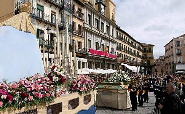 Encuentro entre las imágenes de la Virgen del Rocío y el Cristo Resucitado, este domingo, en la Plaza Mayor de Segovia. 