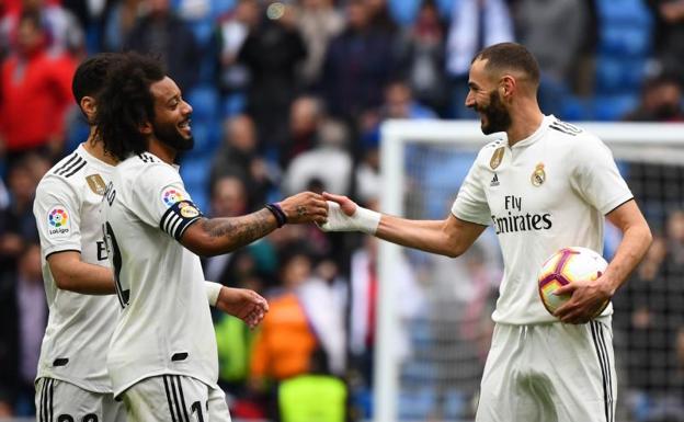 Marcelo felicita a Benzema por sus tres goles ante el Athletic.