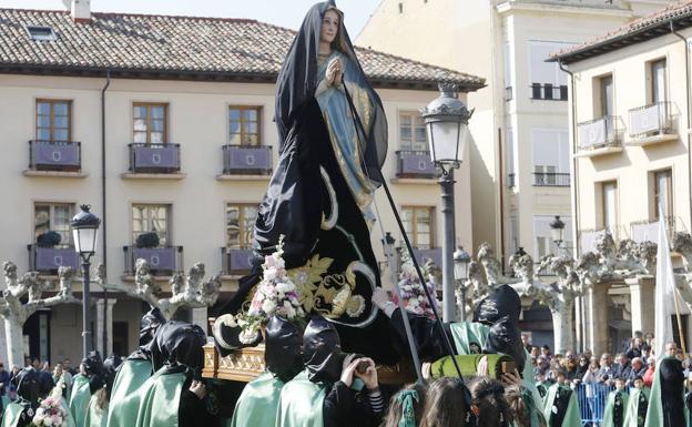 La Virgen, portada por los cofrades de la Vera Cruz. 