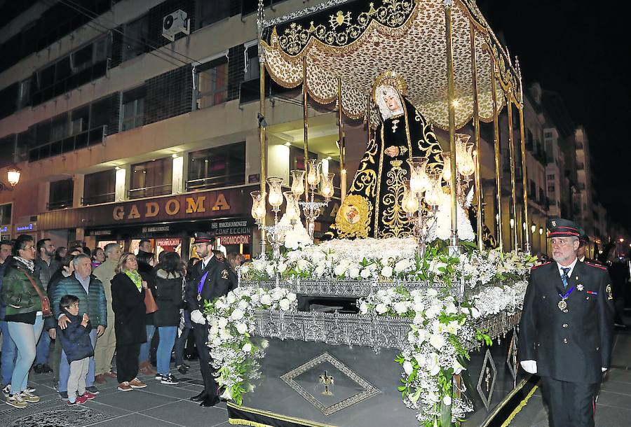 Los palentinos contemplan a la Virgen de la Soledad en la Calle Mayor. 