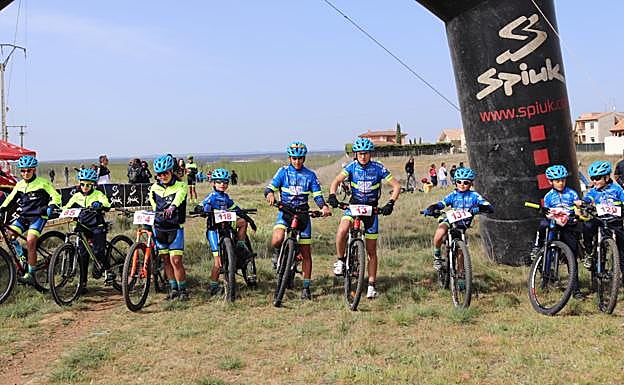 Salma Domínguez se impone en Benavente y lidera la participación de la Escuela de Ciclismo Salmantina