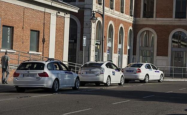 Parada de taxis en la estación ferroviaria de Campo Grande. 