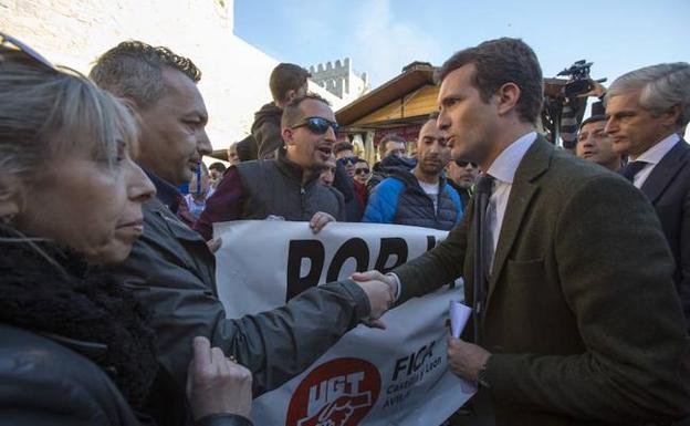 Pablo Casado, conversando con los trabajadores de Nissan en Ávila en los actos de la campaña electoral en Ávila el pasado 13 de abril.