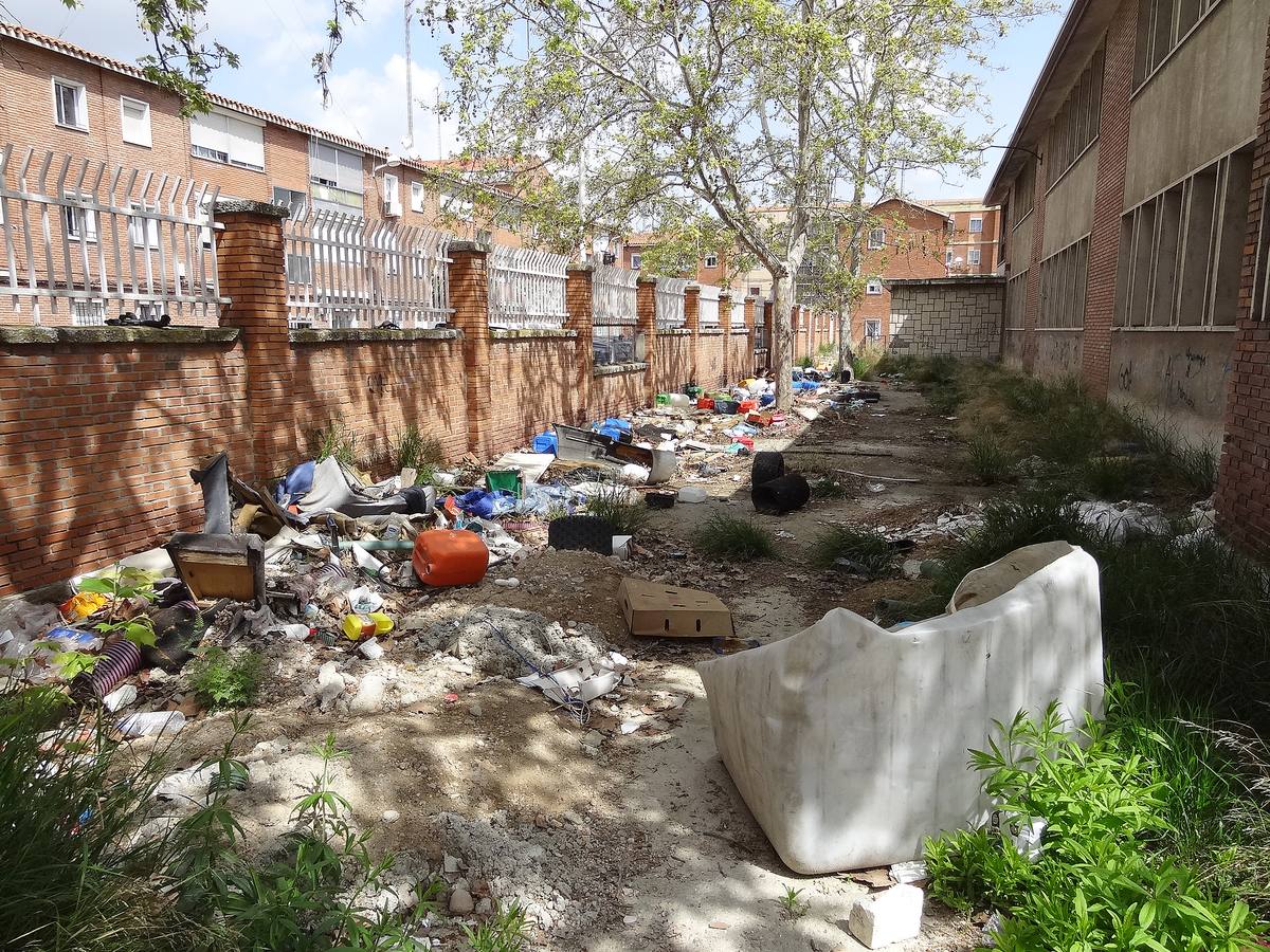 Fotos: El abandono de las obras convierte el colegio 29 de Octubre de Pajarillos en un vertedero