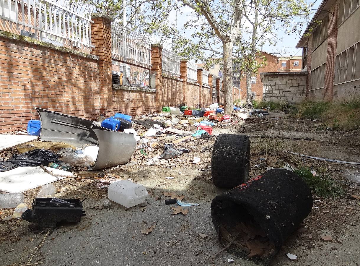 Fotos: El abandono de las obras convierte el colegio 29 de Octubre de Pajarillos en un vertedero