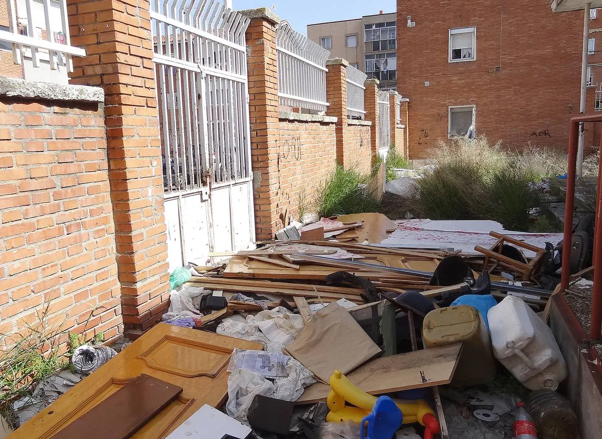 Fotos: El abandono de las obras convierte el colegio 29 de Octubre de Pajarillos en un vertedero