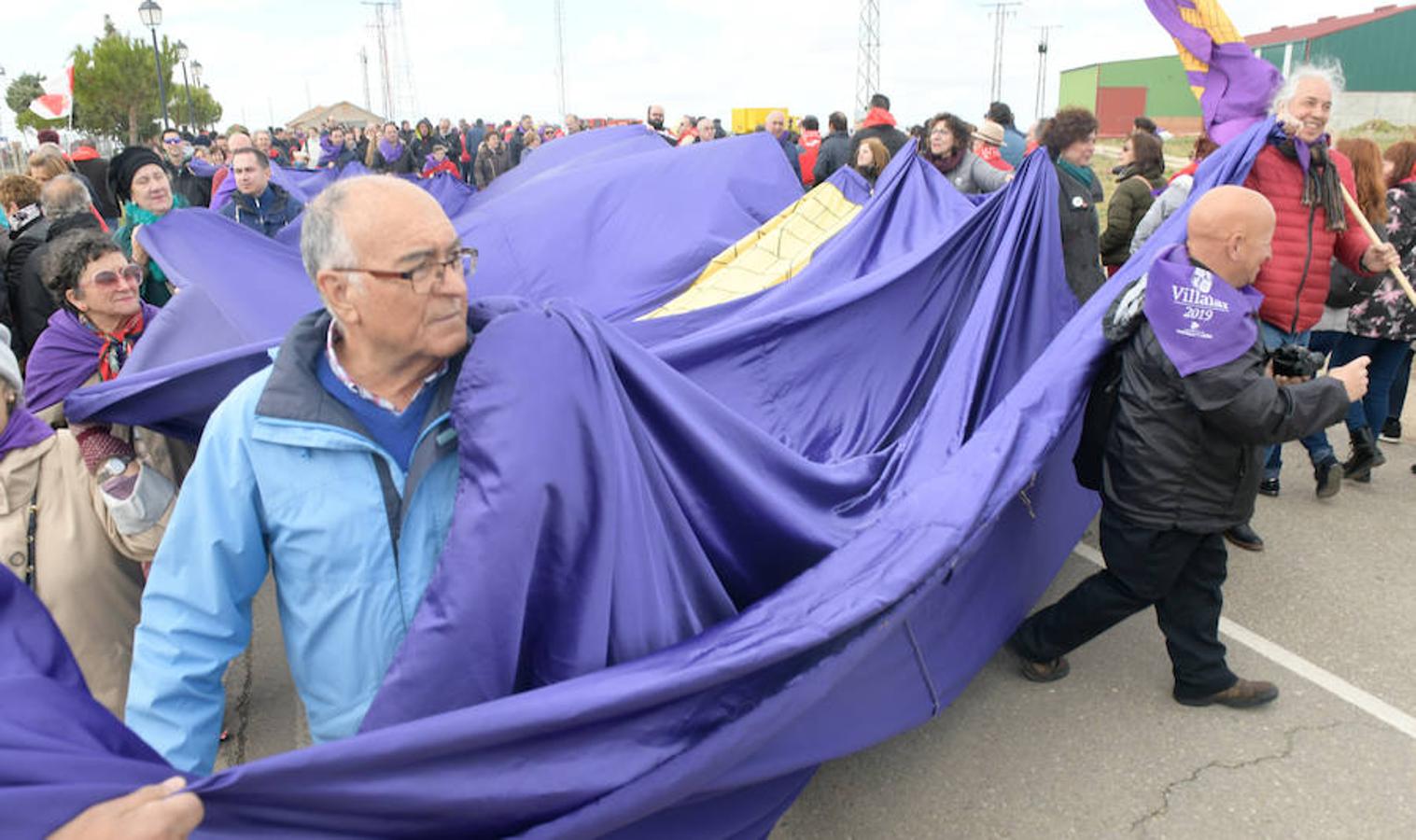 Los más de 13.000 asistentes a la campa de Villalar que celebraron el Día de Castilla y León disfrutaron de viandas y actuaciones de música