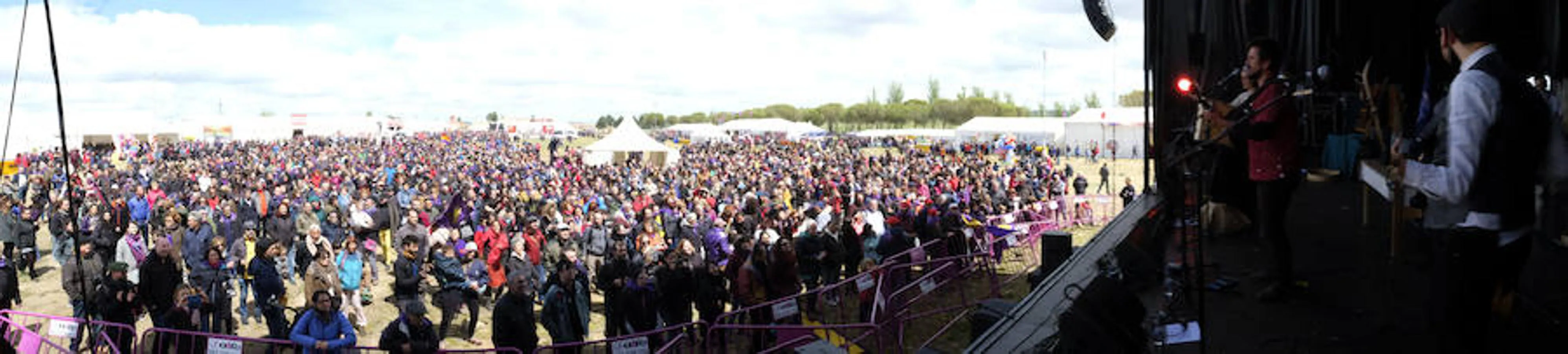 Los más de 13.000 asistentes a la campa de Villalar que celebraron el Día de Castilla y León disfrutaron de viandas y actuaciones de música