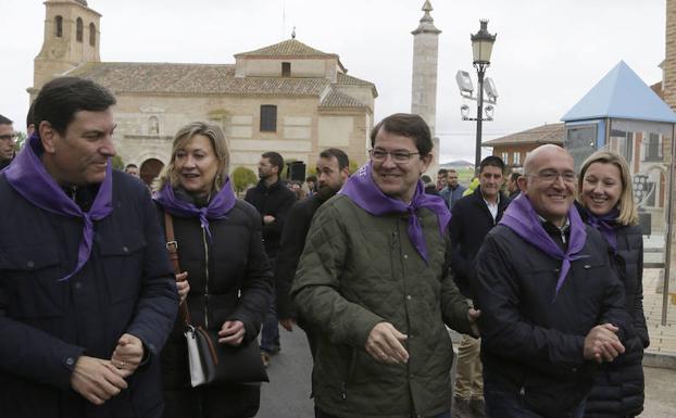 Pilar del Olmo, Alfonso Fernández Mañueco y Jesús Julio Carnero, pasean ayer por Villalar acompañados de otros miembros del PP. 