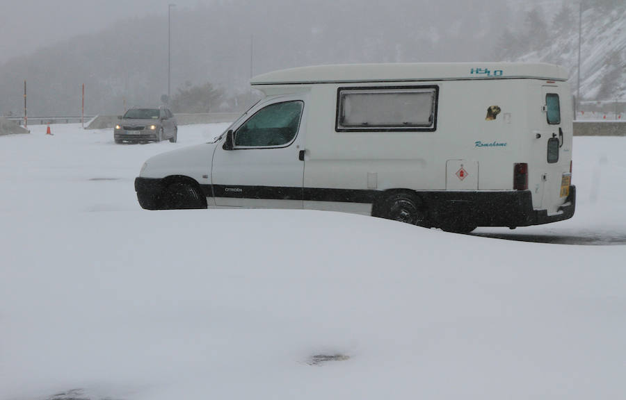 Fotos: Nieve y ventisca en el puerto de Navacerrada