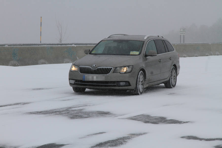 Fotos: Nieve y ventisca en el puerto de Navacerrada