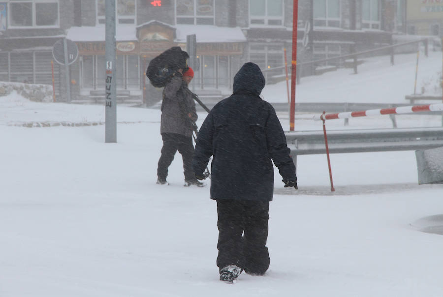Fotos: Nieve y ventisca en el puerto de Navacerrada