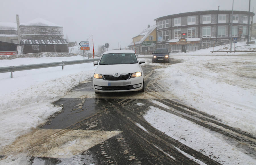 Fotos: Nieve y ventisca en el puerto de Navacerrada
