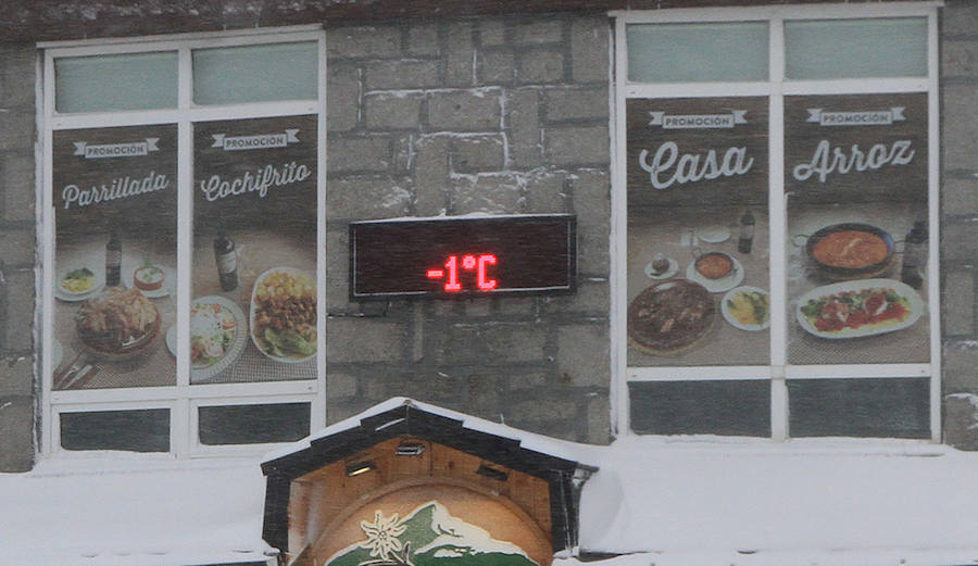 Fotos: Nieve y ventisca en el puerto de Navacerrada