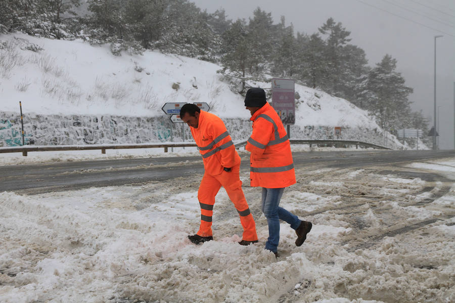 Fotos: Nieve y ventisca en el puerto de Navacerrada