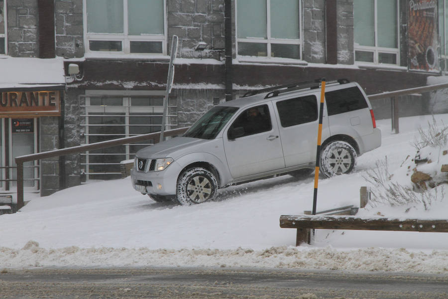 Fotos: Nieve y ventisca en el puerto de Navacerrada