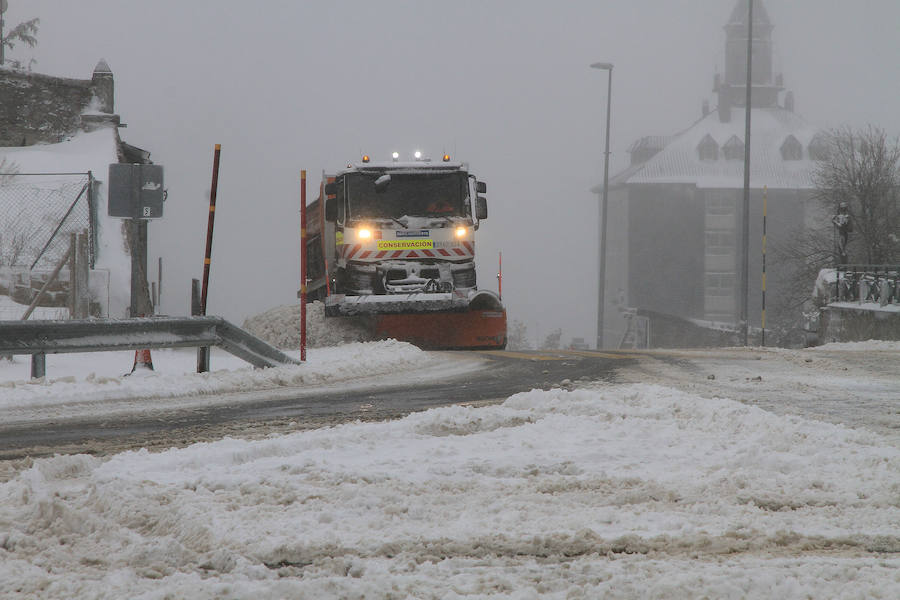 Fotos: Nieve y ventisca en el puerto de Navacerrada