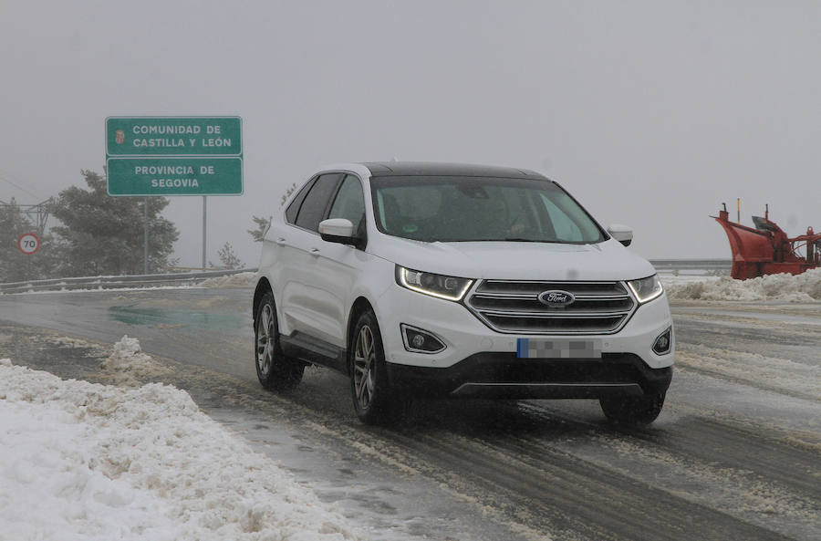 Fotos: Nieve y ventisca en el puerto de Navacerrada