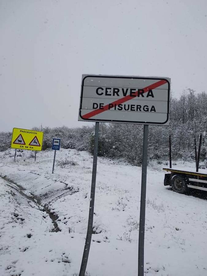 Fotos: La nieve vuelve a finales de abril al norte de Palencia