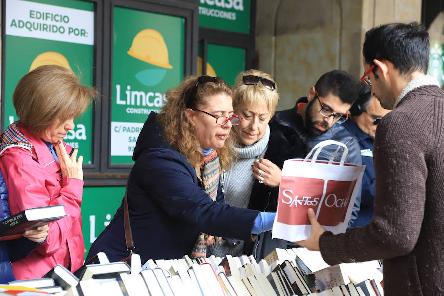 Fotos: Miles de Libros invaden la Plaza Mayor de Salamanca