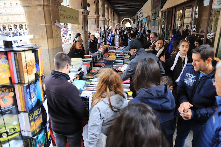Fotos: Miles de Libros invaden la Plaza Mayor de Salamanca