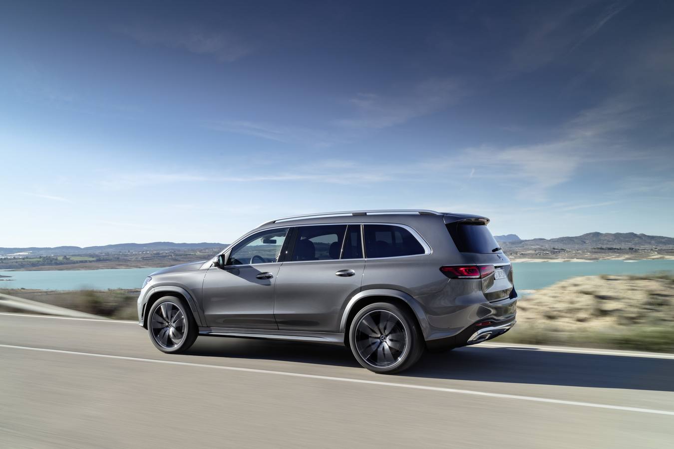 Se presenta estos días con ocasión del Salón de Nueva York pero no llegará a Europa hasta finales de año. Es el nuevo SUV de Mercedes, el GLS. Un modelo imponente con 5,20 metros de longitud.